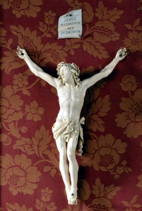 Beau Christ en ivoire sculpté tête levée vers le ciel et tournée vers l épaule