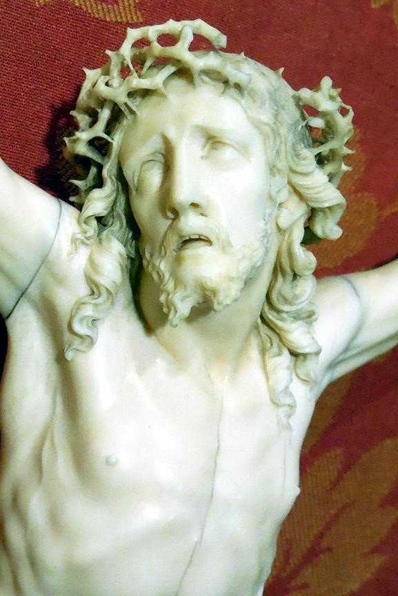 Beau Christ en ivoire sculpté tête levée vers le ciel et tournée vers l épaule  Visage