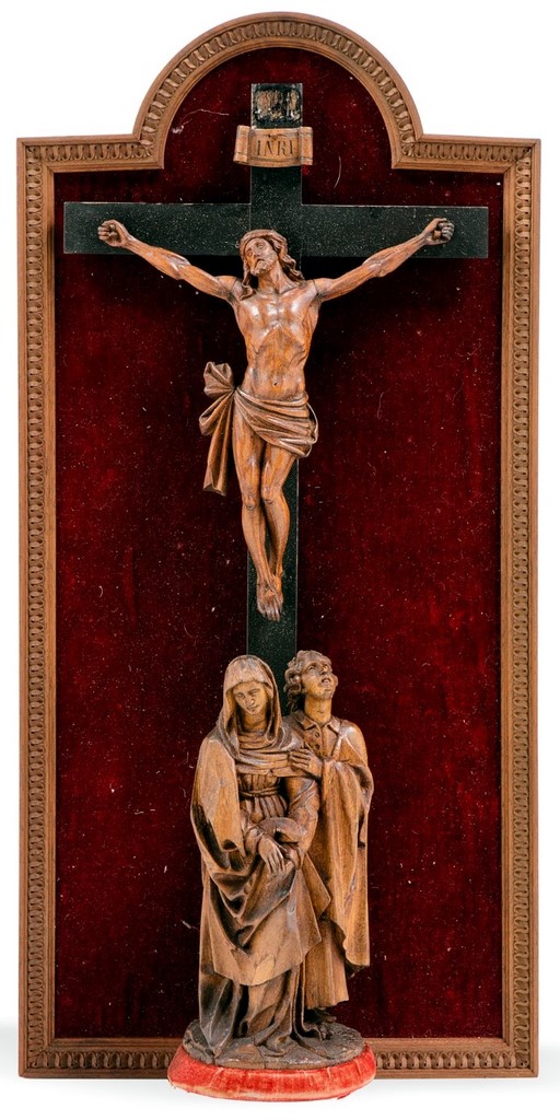 Calvaire en bois sculpté présentant le Christ en croix au pied de laquelle se tient la Vierge accompagnée de Saint Jean