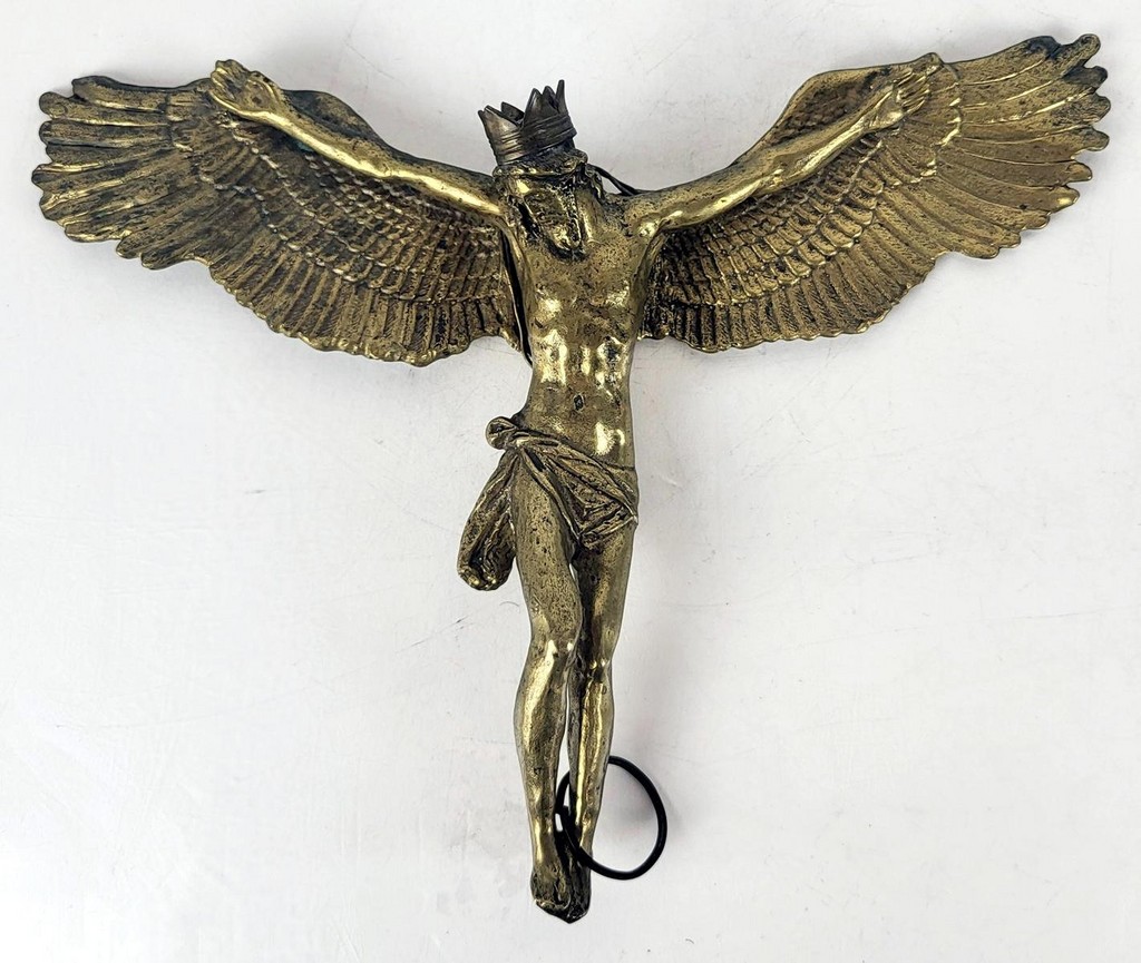 Christ couronné et ailé