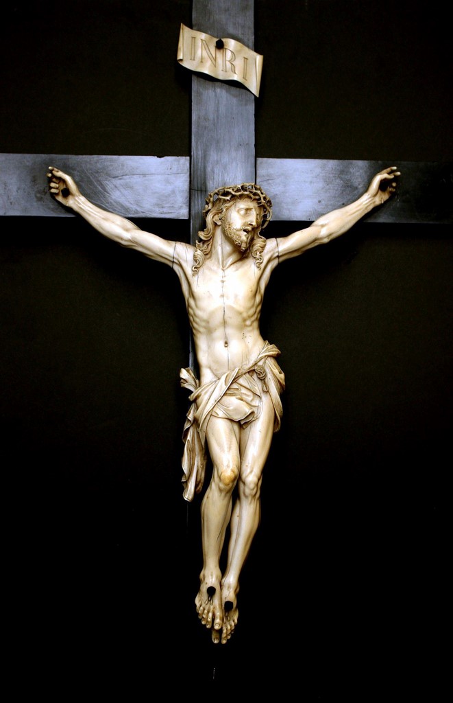 CHRIST crucifié vivant, et portant la couronne d'épines, le perizonium noué sur la droite, ivoire finement sculpté et patiné