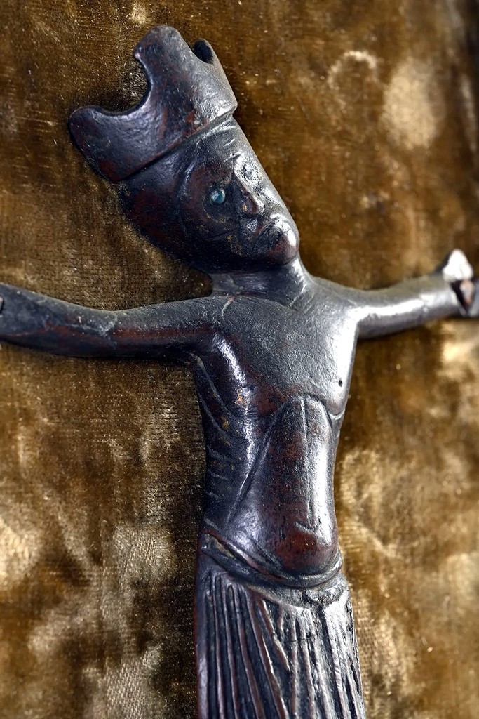 Christ d’applique en cuivre champlevé Limoges milieu du XIIIe siècle