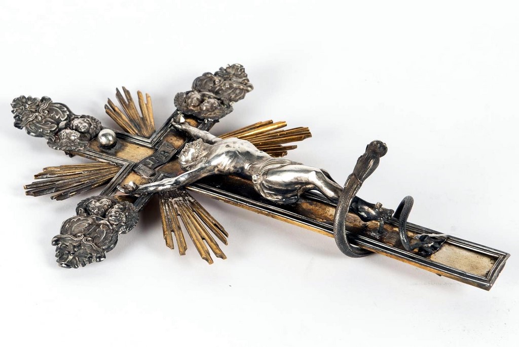 Ecole française 1501 Le Christ en croix entre deux anges portant les armes du royaume de France 