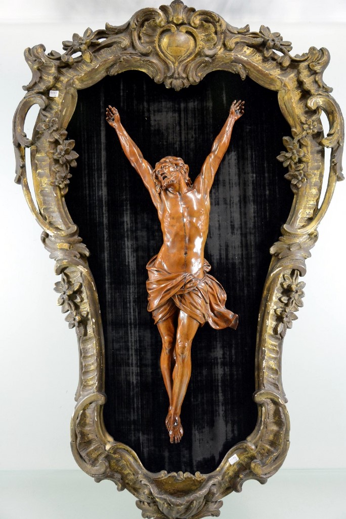 Christ en bois 17ème (Ht 65cm) , dans un cadre bénitier ancien (100 x 65cm)