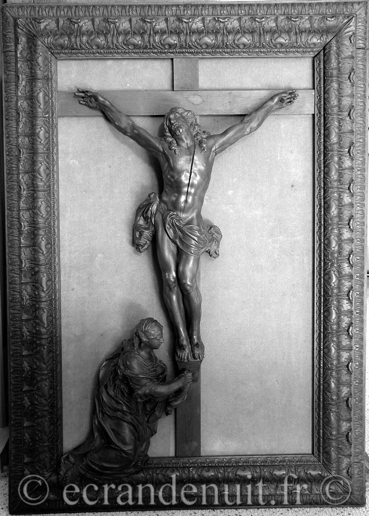 Cadre-Crucifix avec un Christ dit de Bagard et Marie-Madeleine au pied de la Croix