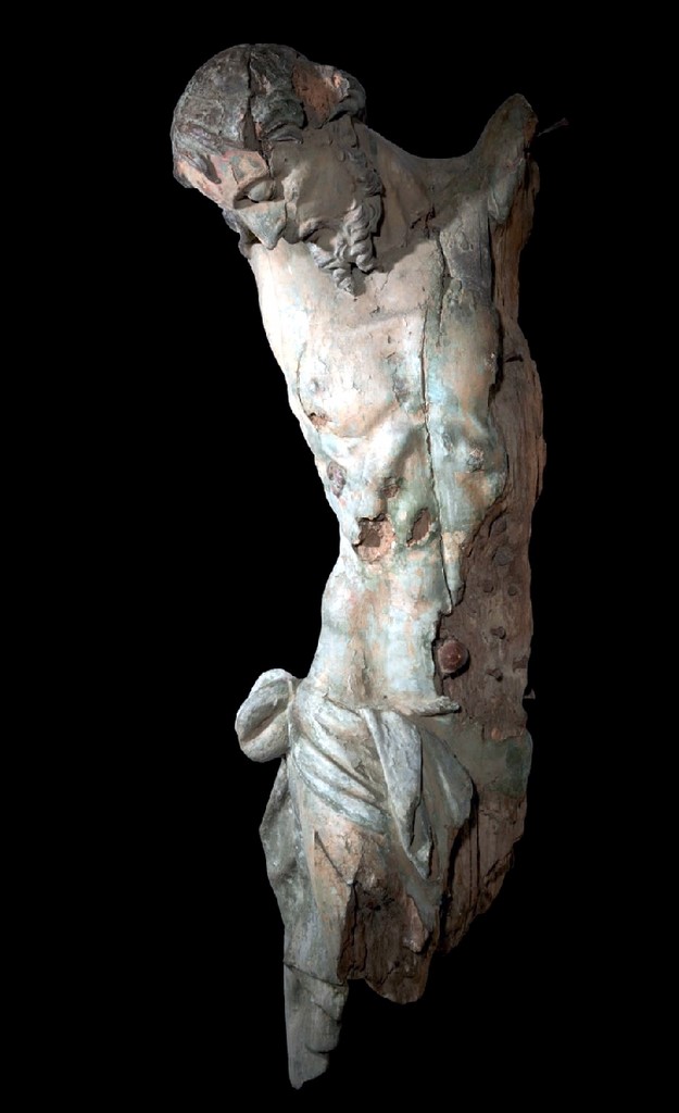 Christ en bois sculpté et polychromé. Corps longiligne avec légère torsion du buste