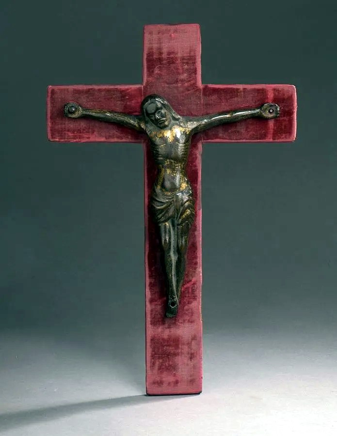 CRUCIFIX en ivoire, cadre en bois doré et pareclose.