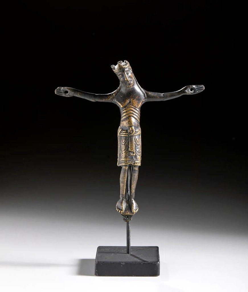 Christ en bronze de style limousin du XIIe siècle Front