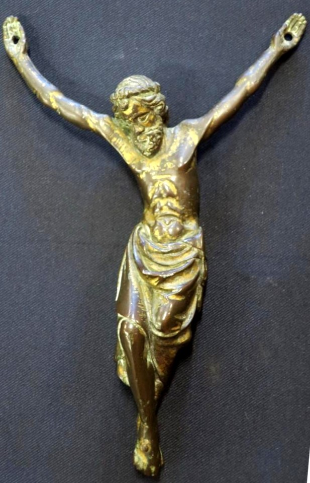 Petite croix en buis monoxyle figurant le Christ en croix