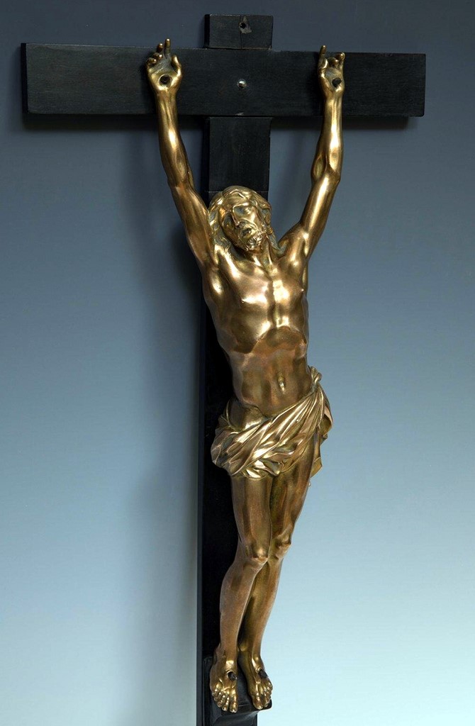 christ en bronze portant le nom de villerme en relief