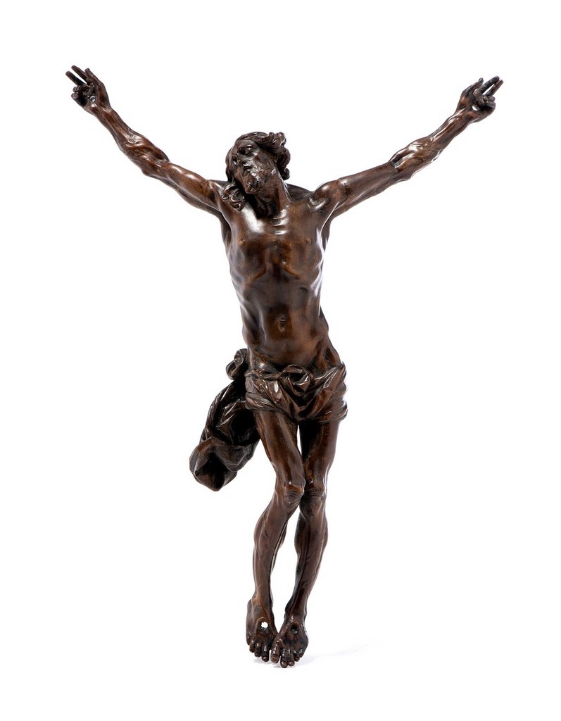 Christ en croix baroque en bois fruitier anciennement polychromé
