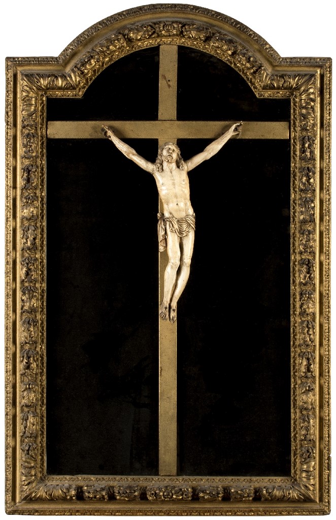 Christ en Croix en ivoire dans un cadre en bois doré sculpté à décor de chutes de feuillages de chêne
