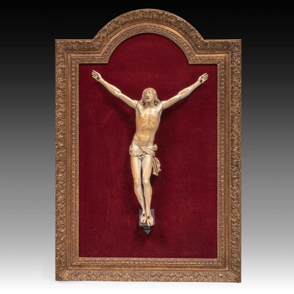 CHRIST en ivoire sculpté avec périzonium et couronne d'épine, décor d'une blessure sur le torse, XIXème siècle