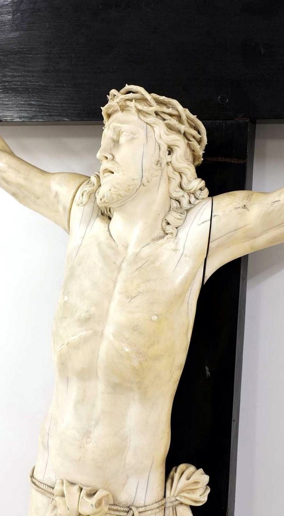 Christ en bois sculpté XVIIe