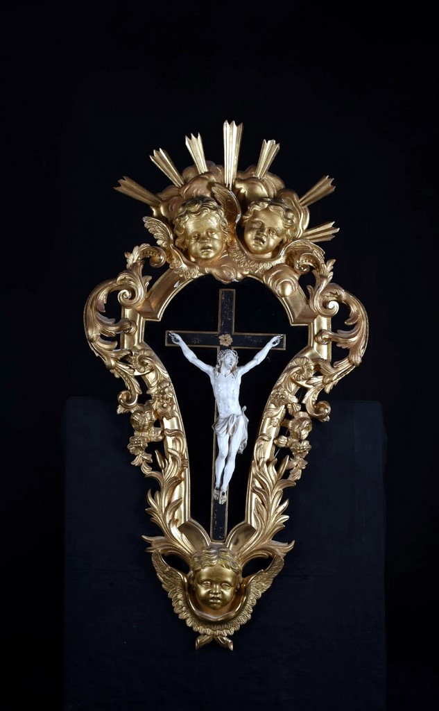 CHRIST en ivoire sculpté avec périzonium et couronne d'épine, décor d'une blessure sur le torse, XIXème siècle