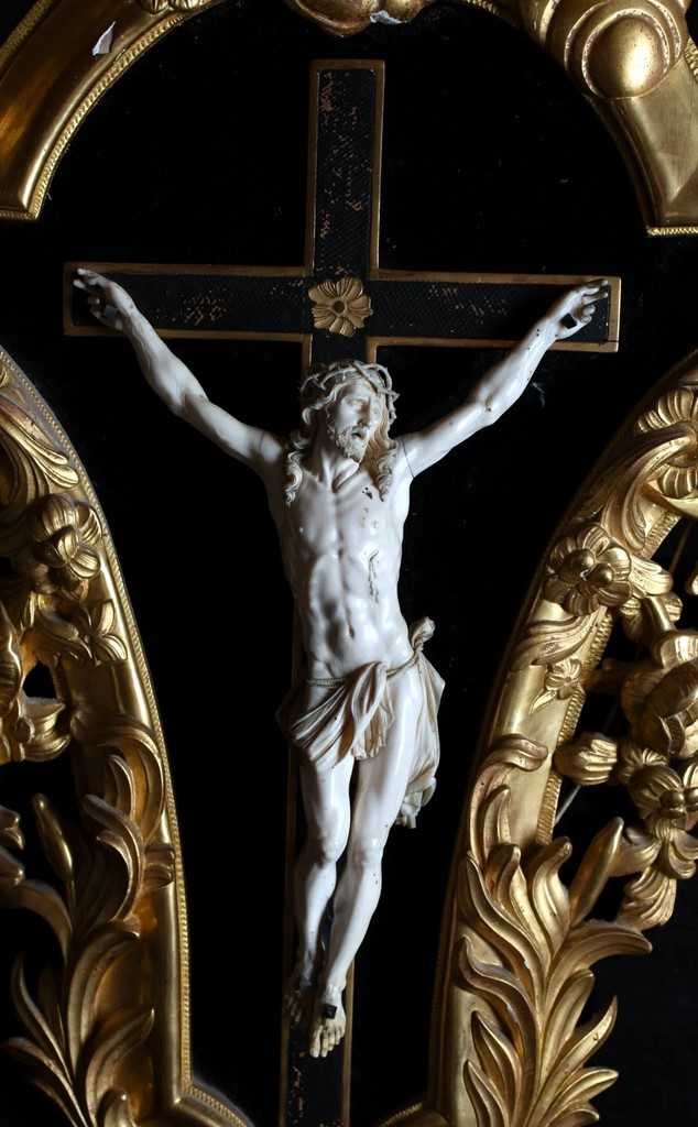 CHRIST en ivoire sculpté avec périzonium et couronne d'épine, décor d'une blessure sur le torse, XIXème siècle