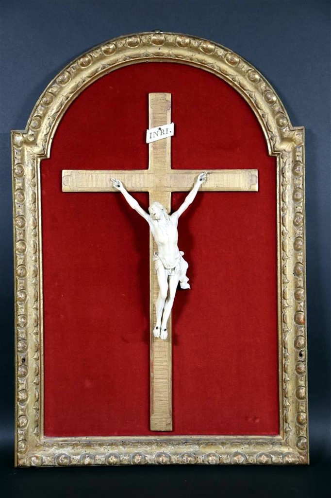 Christ en ivoire sculpté dépoque XVIIIs Haut. tête-pieds  22 cm dans un cadre en bois doré sculpté