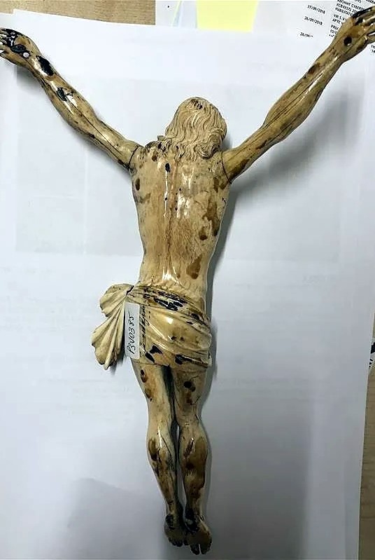 Christ en ivoire sculpté. Tête levée vers le ciel, chevelure aux mèches ondulées tombant sur les épaules