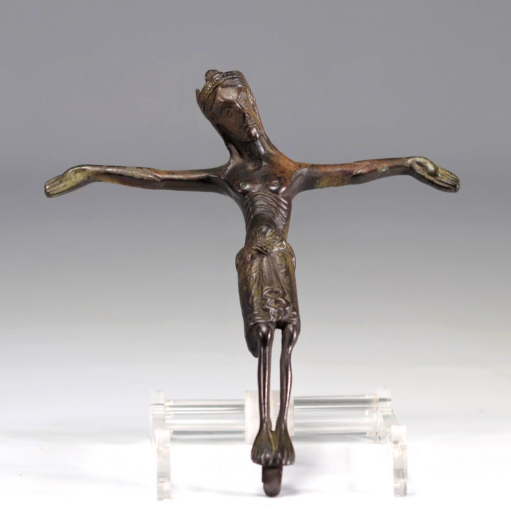 Christ en bronze du XXe siècle copiant un Christ roman