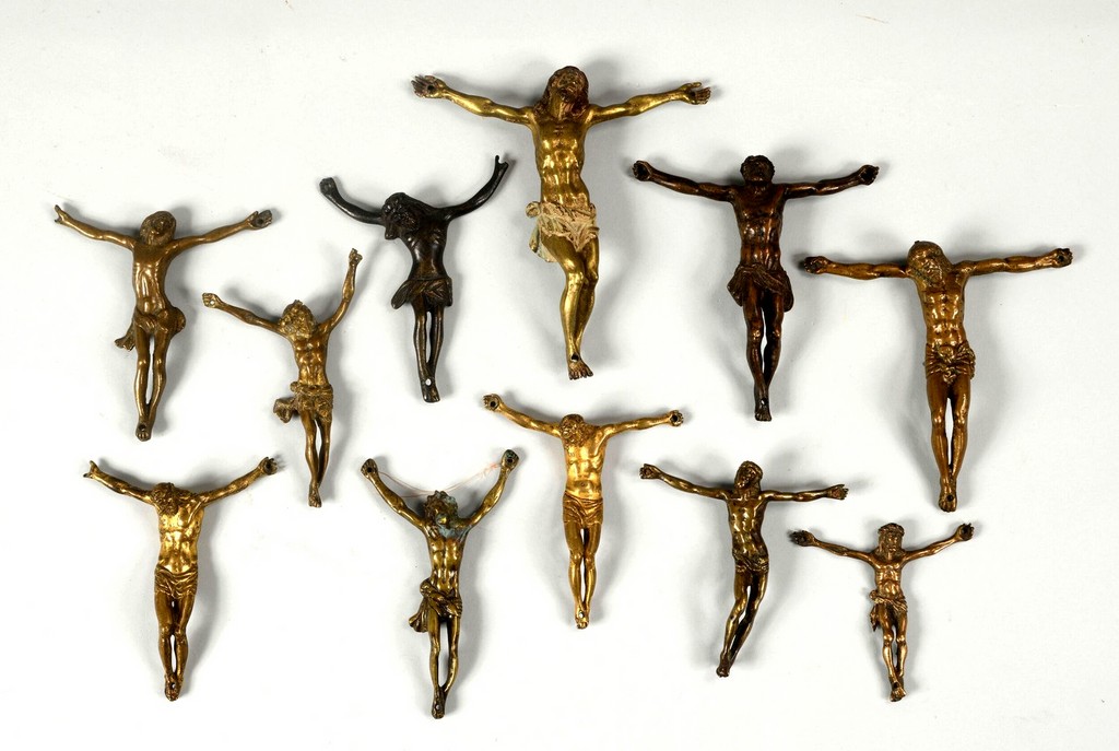 COLLECTION DE PETITS CHRIST en bronze et alliages patinés.