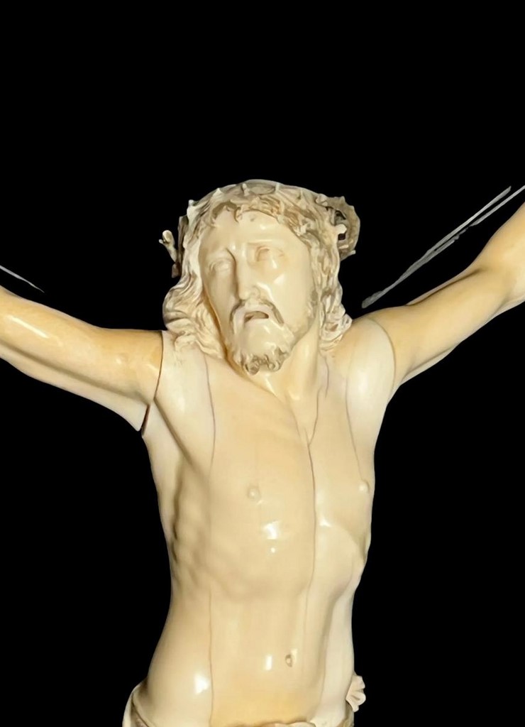 Visage du Très important Christ vivant en ivoire sculpté en ronde-bosse avec traces de rehauts de dorure et de polychromie