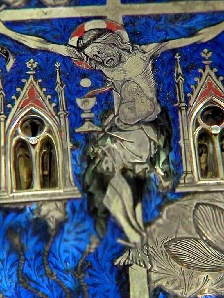 83 - Baiser de paix : “Tableau-reliquaire” émaillé : Christ en croix entouré d’instruments de la Passion