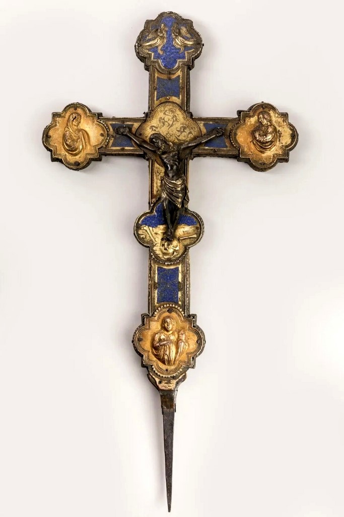 Croix de procession à âme en bois recouverte de plaques en cuivre