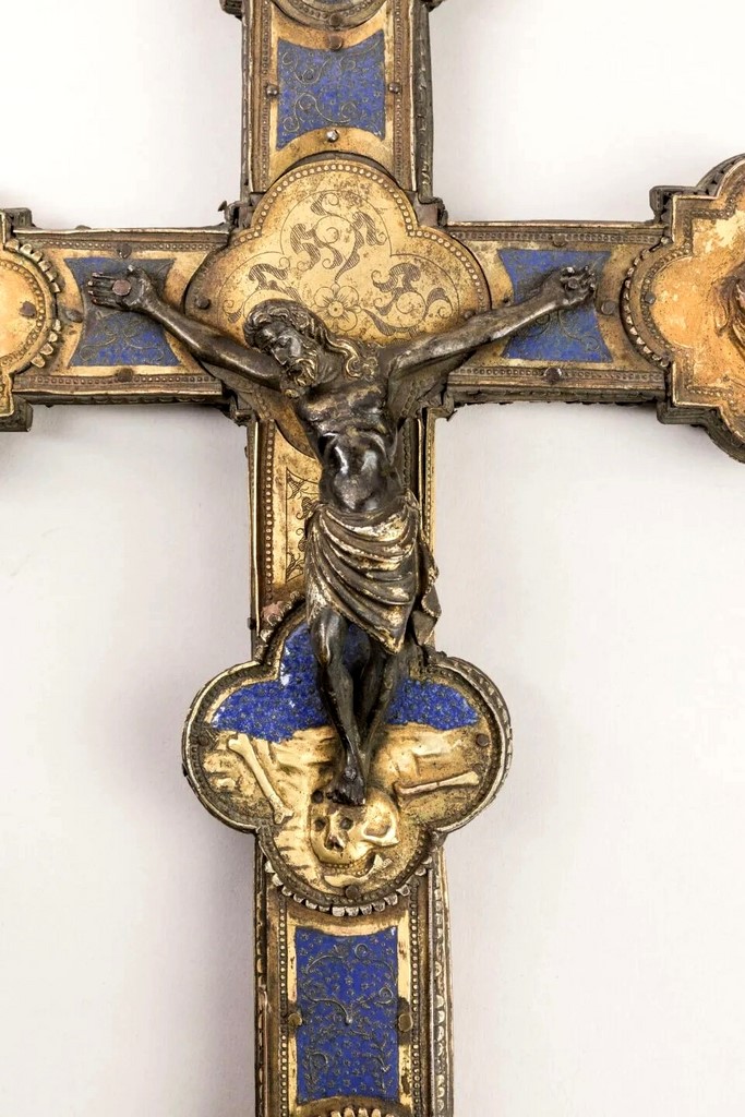 Croix de procession à âme en bois recouverte de plaques en cuivre