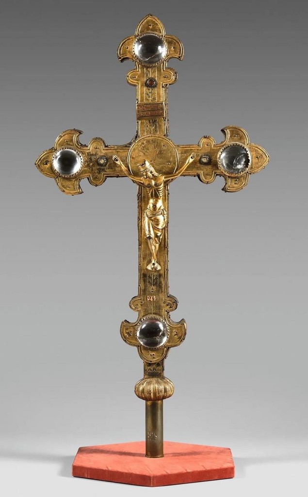 Croix de Procession double face à branches fleurdelisées en laiton gravé doré sur âme de bois 