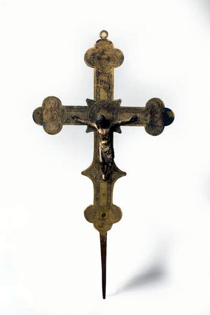 Croix de procession en cuivre gravé et doré avec Christ d'applique en bronze fondu et doré