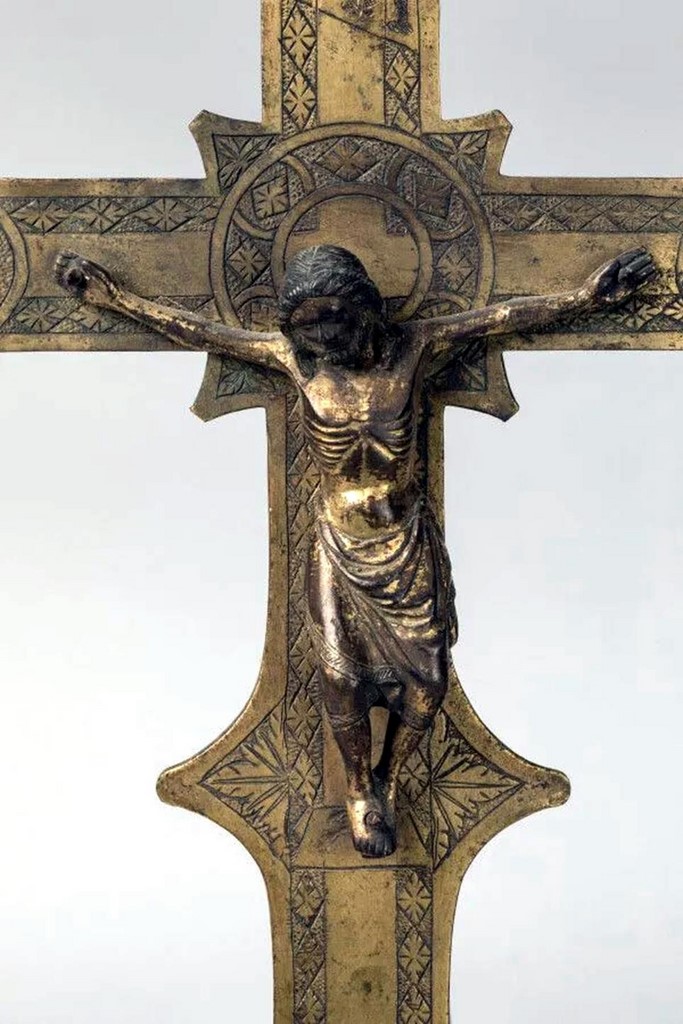 Croix de procession en cuivre gravé et doré avec Christ d'applique en bronze fondu et doré Le Christ