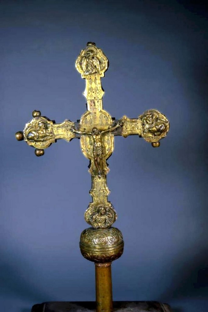 Croix processionnelle à âme en bois recouverte de cuivre repoussé gravé et doré avec Christ fondu