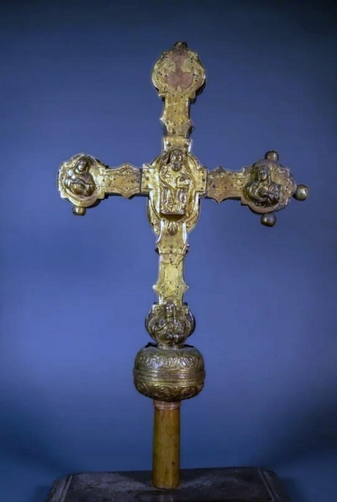 Croix processionnelle à âme en bois recouverte de cuivre repoussé gravé et doré avec Christ fondu
