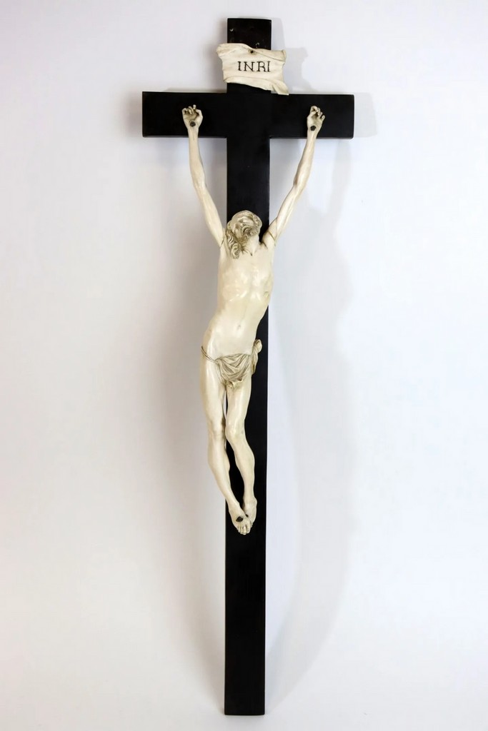 Crucifix au Christ vivant en ivoire sculpté