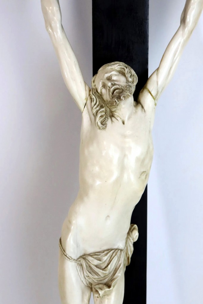Crucifix au Christ vivant en ivoire sculpté