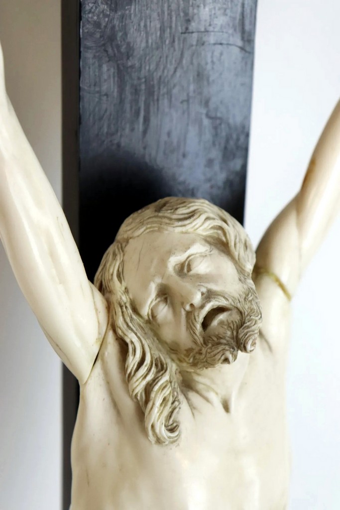 Crucifix au Christ vivant en ivoire sculpté