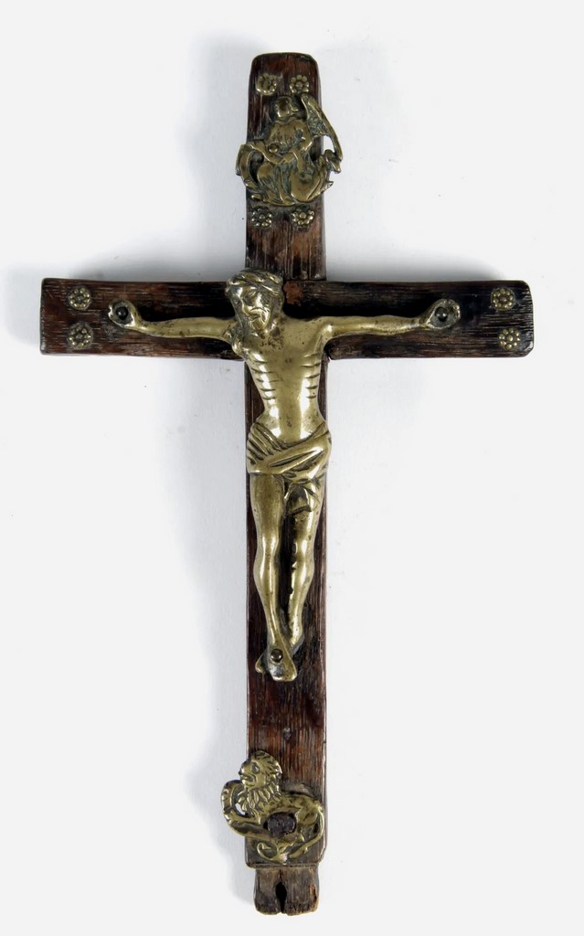 Crucifix avec Christ, ange de saint Matthieu, lion de saint Marc et rosettes en bronze sur une croix en chêne
