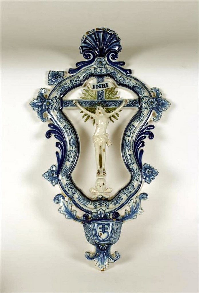 Le Christ en faïence blanche sur fond ajouré XVIIIe-XIXe siècle 