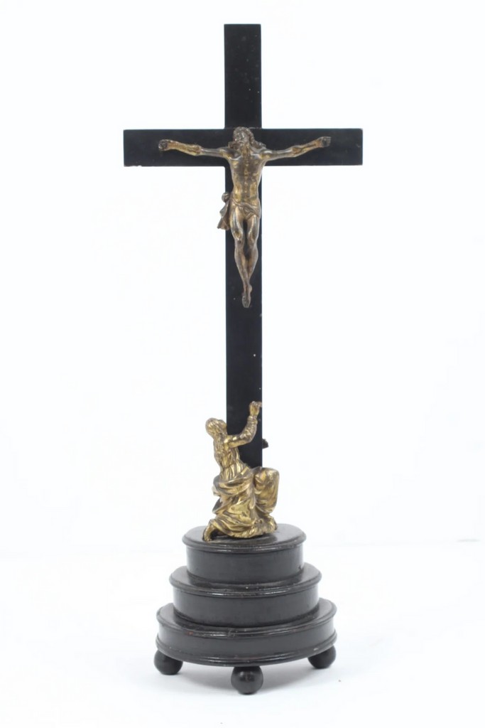 CRUCIFIX D’AUTEL, XVIIe siècle, en bois noirci, christ et sainte Marie-Madelaine en bronze à patine doré