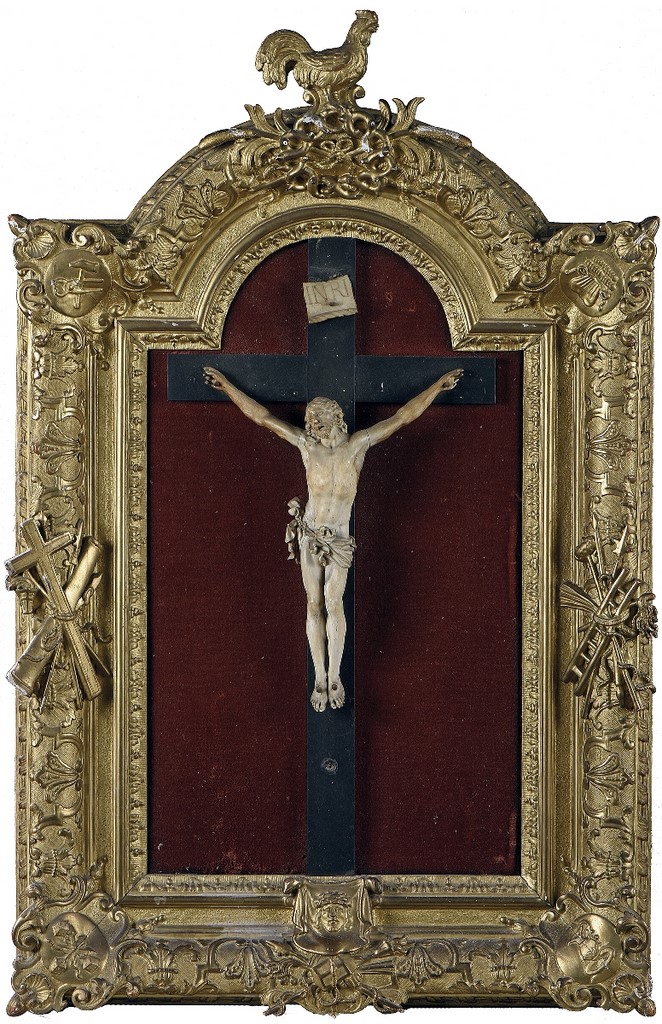 Crucifix en ivoire, le périzonium retenu par une cordelette. Pieds juxtaposés