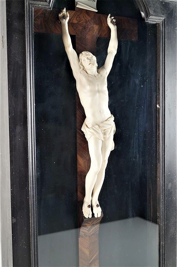 Christ en buis portant un perisonium, il a été fixé sur une croix en bois naturel
