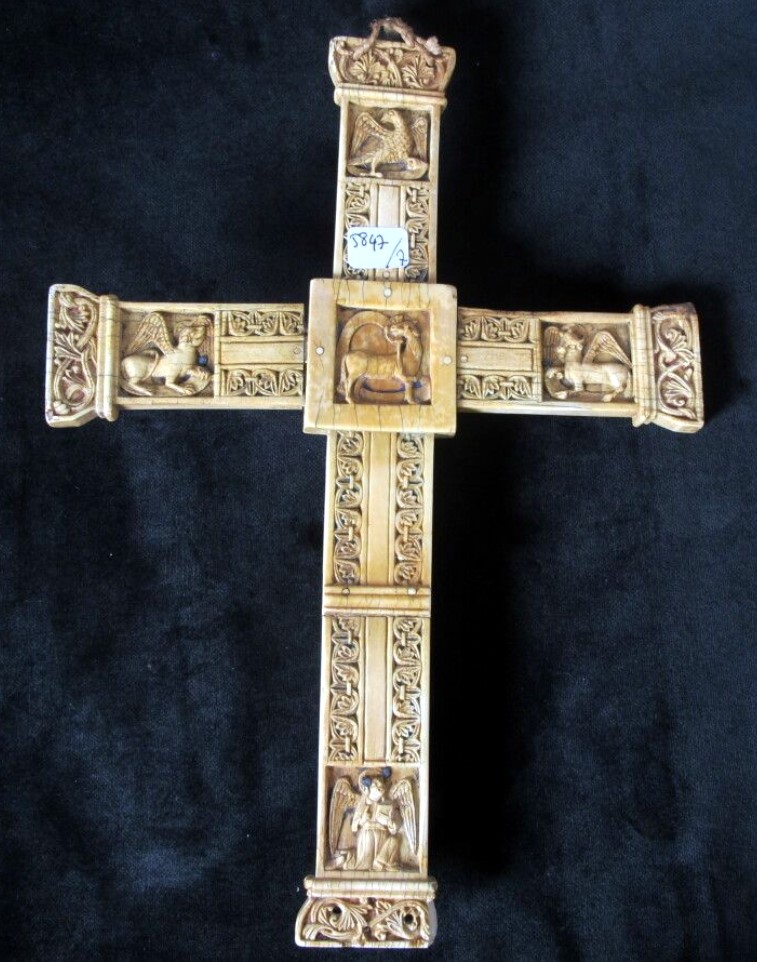 Crucifix en ivoire sculpté