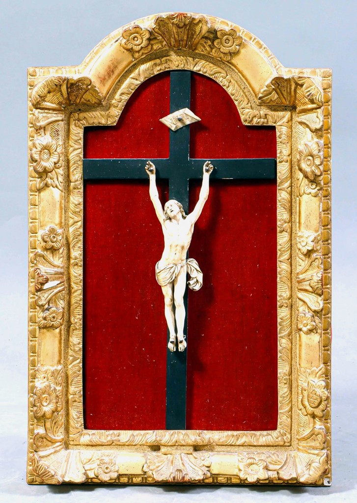 Crucifix en ivoire sculpté figurant le Christ vivant