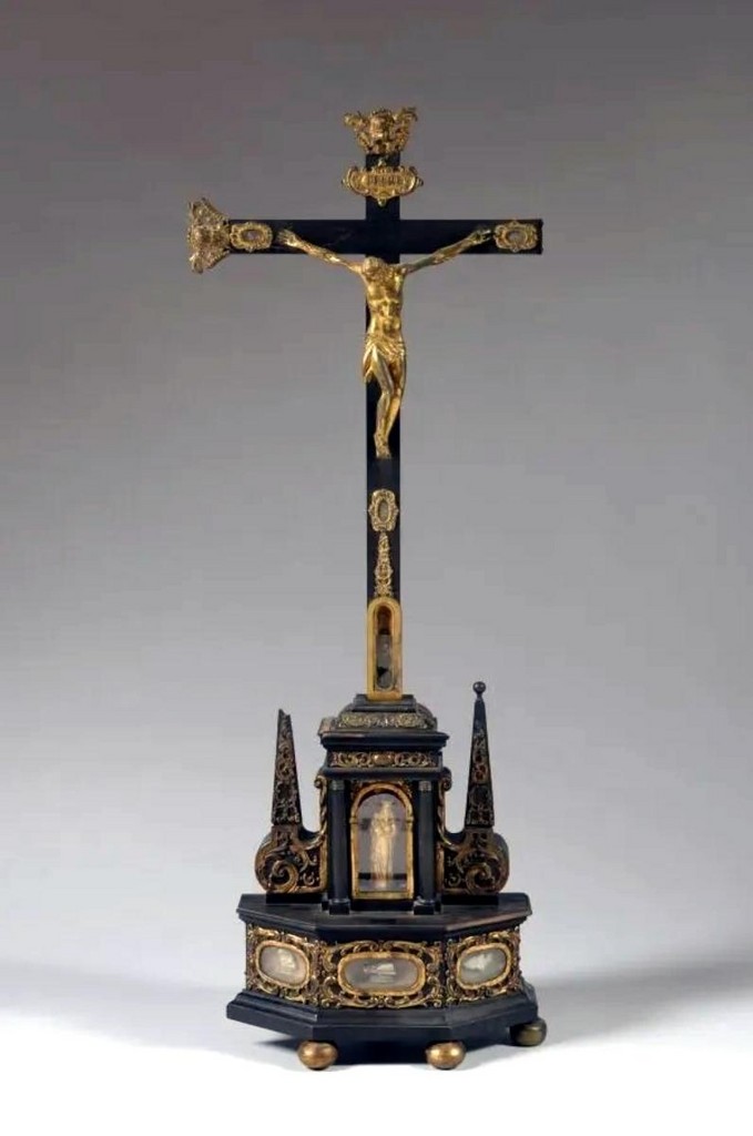 Crucifix reliquaire avec Christ en bronze ciselé et doré