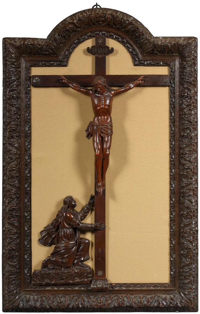 Crucifixion en bois sculpté composée du Christ en croix et de Marie-Madeleine agenouillée au pied de la croix