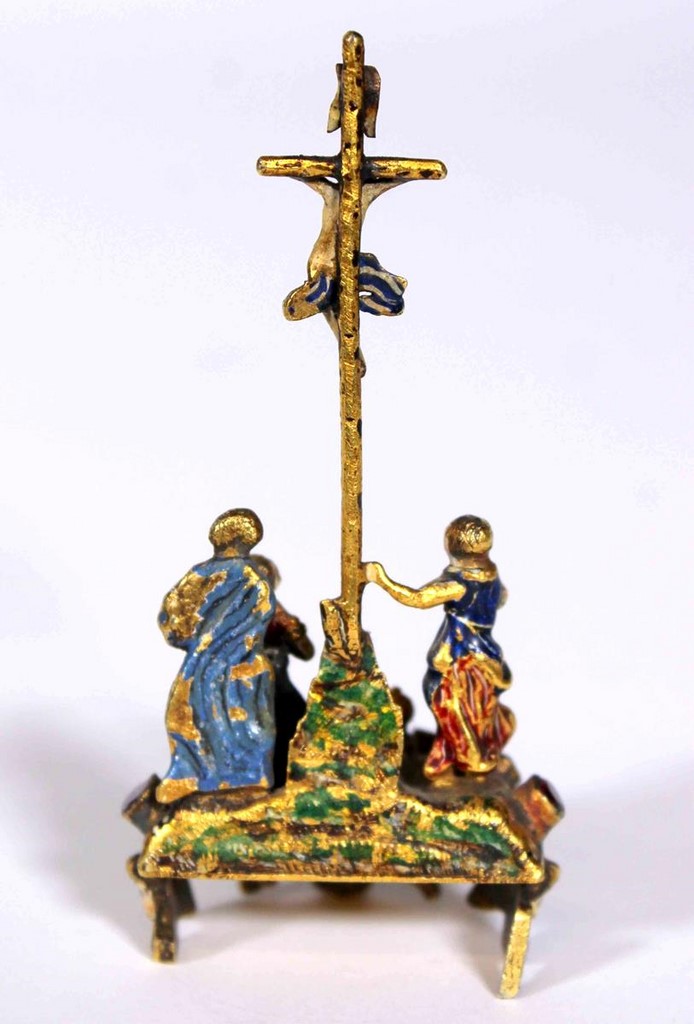 crucifixion en laiton doré et émaillé avec cabochons de verre