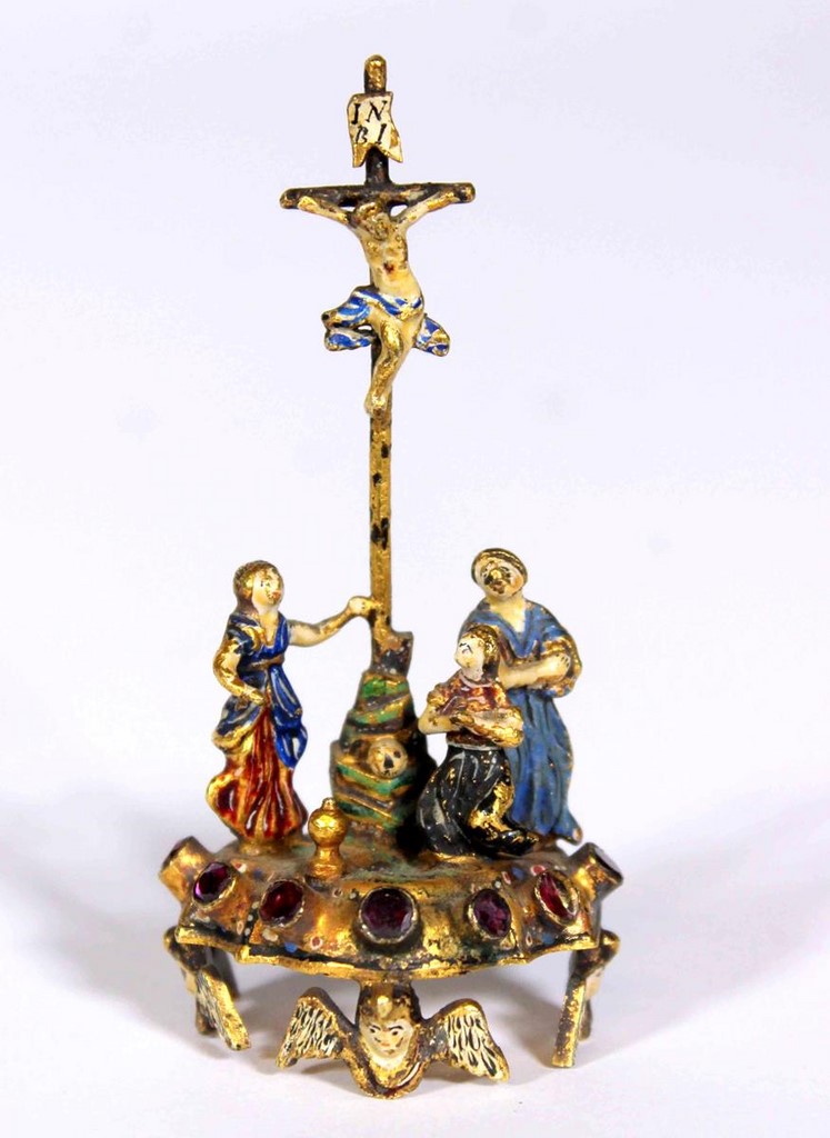 crucifixion en laiton doré et émaillé avec cabochons de verre