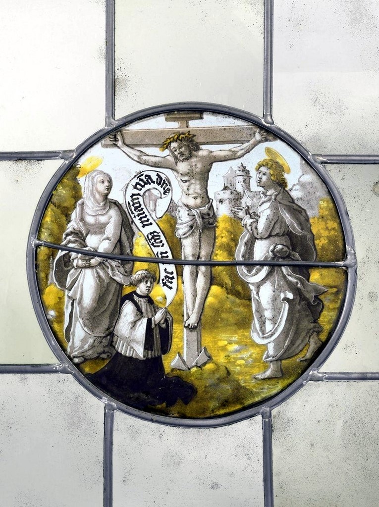 Crucifixion Rondel, Verre en grisaille, jaune d’argent, plomb Le Christ, la Vierge, Saint Jean et un donateur agenouillé en prière 