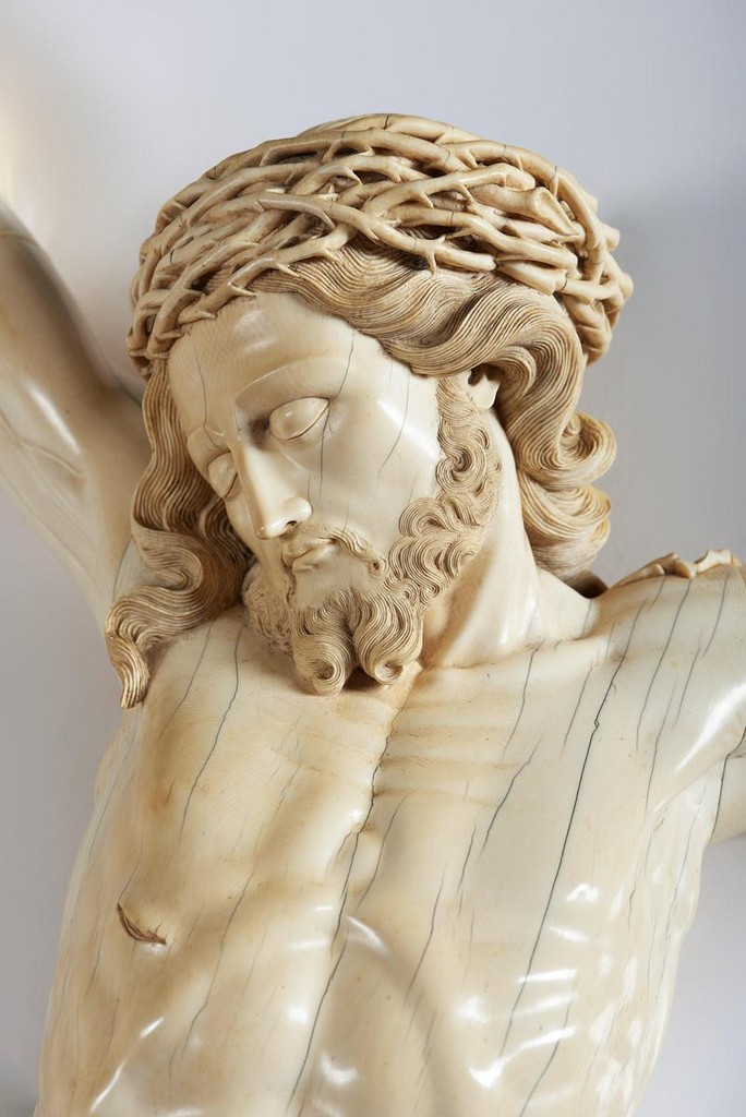 Excepcional Cristo Crucificado em marfim