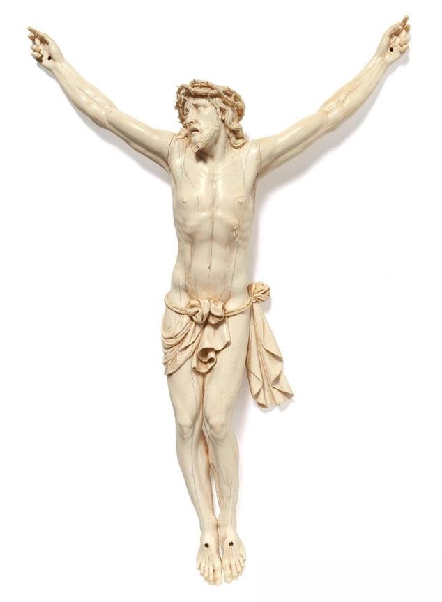 Grand crucifix avec Christ vivant en ivoire sculpté et croix en bois noirci